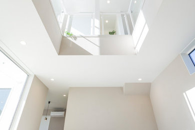 Esempio di un soggiorno minimalista aperto con pareti bianche, parquet chiaro e pavimento beige
