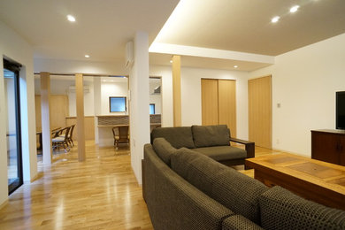 Foto di un soggiorno moderno aperto con pavimento in legno massello medio