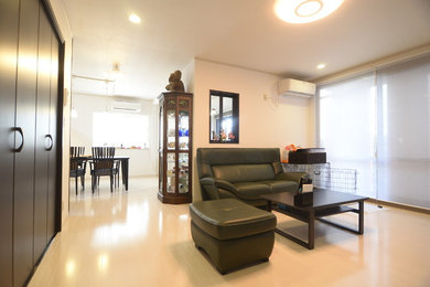 Inspiration for a modern living room remodel in Nagoya