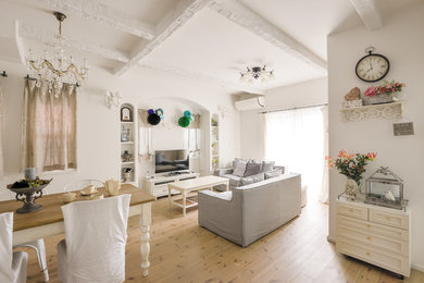 Idéer för ett shabby chic-inspirerat vardagsrum, med mellanmörkt trägolv, vita väggar, en fristående TV och beiget golv