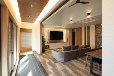 Diseño de salón abierto retro con paredes blancas, televisor colgado en la pared y suelo gris
