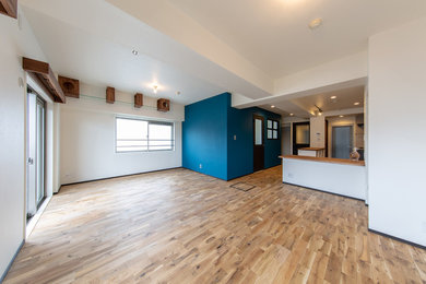 Mittelgroßes, Repräsentatives, Offenes Shabby-Look Wohnzimmer ohne Kamin mit weißer Wandfarbe, braunem Holzboden und braunem Boden in Tokio