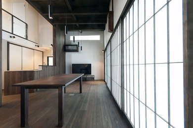 Diseño de salón asiático de tamaño medio con paredes blancas y suelo de madera oscura