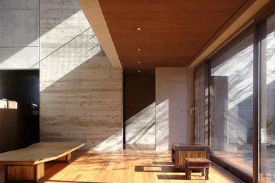 Modern inredning av ett vardagsrum, med mellanmörkt trägolv och grå väggar