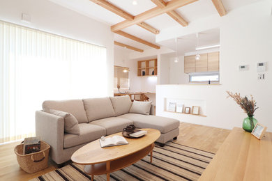 Modelo de salón abierto escandinavo de tamaño medio sin chimenea con paredes blancas, suelo de madera en tonos medios, televisor independiente y suelo beige