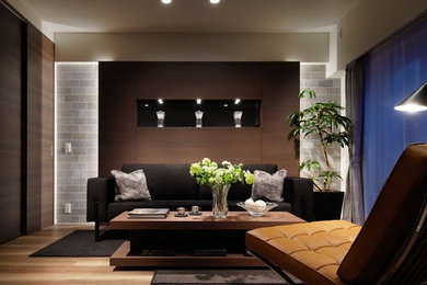 Diseño de salón abierto actual de tamaño medio con paredes marrones, suelo de contrachapado y suelo beige