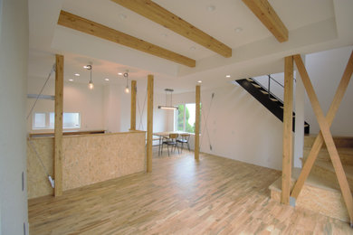 Diseño de salón para visitas abierto urbano pequeño con paredes blancas, suelo de madera en tonos medios y suelo marrón