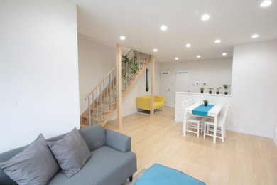 Immagine di un soggiorno stile rurale aperto con pareti bianche, pavimento in compensato e pavimento beige