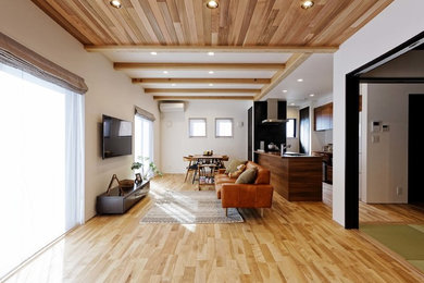 Foto de salón abierto moderno con paredes blancas, suelo de madera en tonos medios, televisor colgado en la pared y suelo marrón