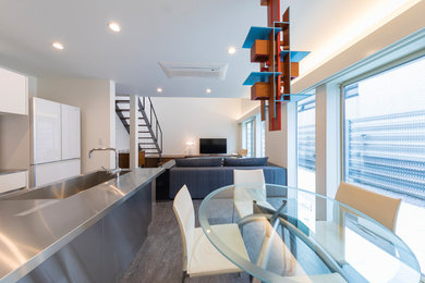 Foto di un soggiorno moderno aperto con pareti bianche, pavimento in linoleum e pavimento grigio