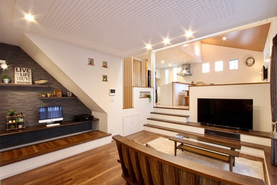 Imagen de salón abierto actual grande con paredes blancas, suelo de contrachapado, suelo marrón y televisor independiente