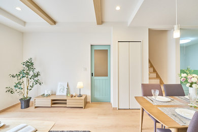 Foto di un soggiorno scandinavo con pareti bianche, pavimento in compensato e pavimento beige