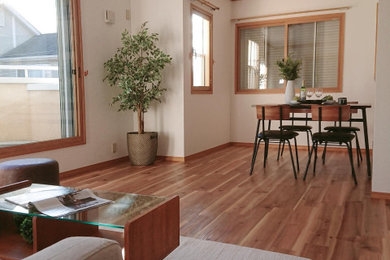 Imagen de salón abierto clásico de tamaño medio con suelo marrón