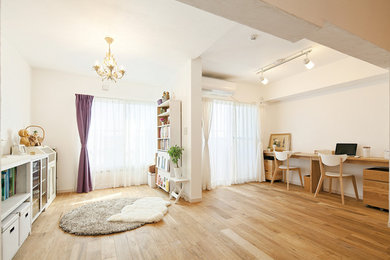 Imagen de salón abierto escandinavo con paredes blancas, suelo de madera en tonos medios y suelo marrón
