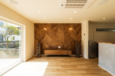 Imagen de salón abierto marinero con paredes marrones, televisor independiente y madera