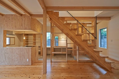 Modelo de salón abierto nórdico de tamaño medio con suelo de madera clara, paredes beige y suelo beige
