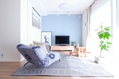 東京23区にある北欧スタイルのおしゃれなリビング (マルチカラーの壁、淡色無垢フローリング、据え置き型テレビ、ベージュの床) の写真