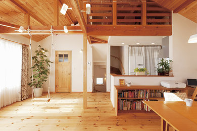 Exemple d'un salon nature avec un mur blanc, un sol en bois brun et un sol marron.