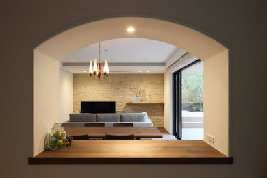 Foto de salón contemporáneo con paredes beige y suelo de madera en tonos medios