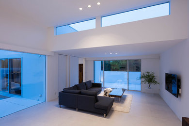 Cette photo montre un grand salon moderne ouvert avec un mur blanc, un sol en carrelage de céramique, un téléviseur fixé au mur et un sol blanc.