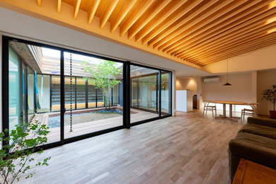 Diseño de salón moderno con suelo de baldosas de cerámica