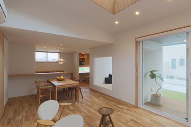 Foto de salón abierto y blanco moderno con paredes blancas, suelo de madera en tonos medios, suelo marrón, papel pintado y papel pintado