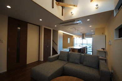 名古屋にあるトラディショナルスタイルのおしゃれなリビング (合板フローリング、茶色い床) の写真