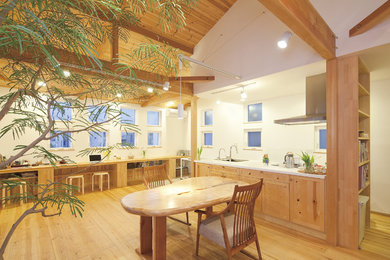 Landhaus Wohnzimmer mit weißer Wandfarbe, braunem Holzboden und braunem Boden in Sonstige