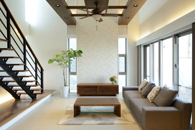 Imagen de salón minimalista con paredes blancas y suelo beige