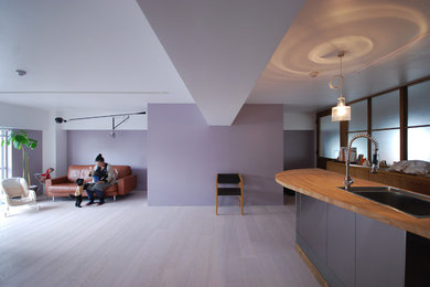 Idée de décoration pour un salon design ouvert avec un mur violet, un sol en contreplaqué et un sol blanc.