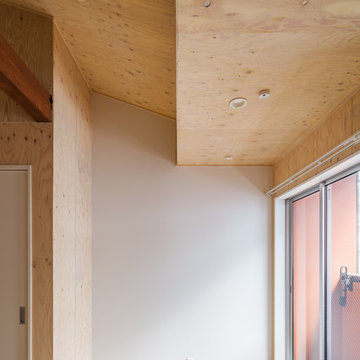 リビング：小屋の様な家は、梁を表して。リノベーションアパートメント：東京都北区