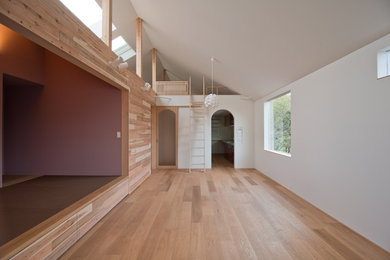 Ejemplo de salón abierto minimalista de tamaño medio sin chimenea con paredes blancas, suelo de madera clara y suelo beige