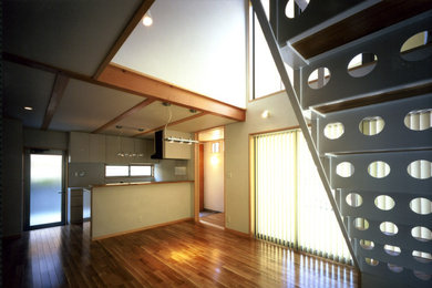 Foto de salón abierto moderno pequeño con paredes blancas, suelo de madera en tonos medios, suelo marrón, vigas vistas y papel pintado