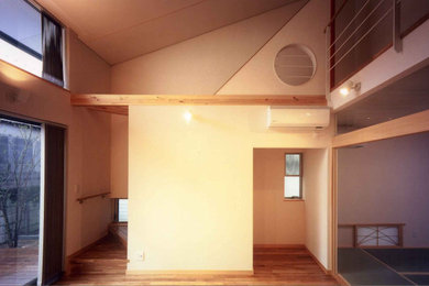 Ejemplo de salón abierto minimalista pequeño con paredes blancas, suelo de madera en tonos medios, suelo marrón, papel pintado y papel pintado