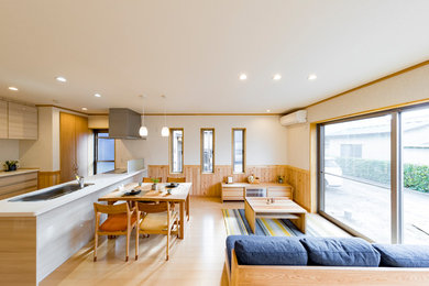 Diseño de salón de estilo zen con paredes blancas, suelo de madera clara y suelo beige