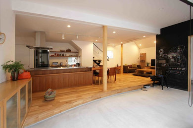 Diseño de salón abierto moderno pequeño con paredes blancas, suelo marrón y suelo de madera en tonos medios