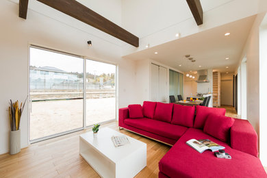 Idee per un soggiorno moderno con pareti bianche, pavimento in legno massello medio e pavimento marrone