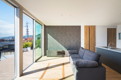 Ispirazione per un soggiorno contemporaneo aperto con pareti multicolore, parquet chiaro e pavimento beige