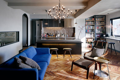 Foto de salón abierto bohemio con paredes grises, suelo de madera en tonos medios y suelo marrón