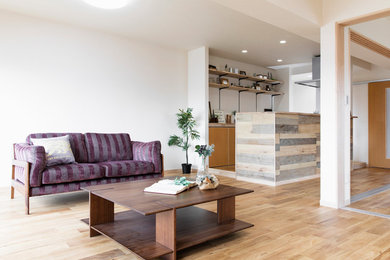 Diseño de salón abierto actual con paredes blancas, suelo de madera en tonos medios y suelo marrón