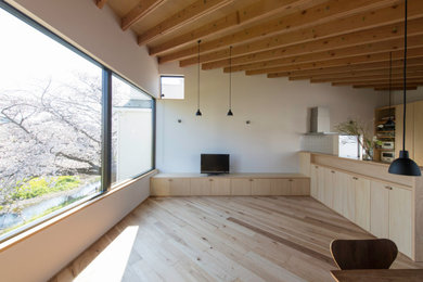 Foto de salón moderno de tamaño medio con paredes blancas, suelo de madera en tonos medios, televisor independiente, suelo beige, madera y papel pintado