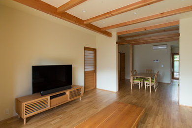 名古屋にある和風のおしゃれなLDK (白い壁、無垢フローリング、据え置き型テレビ、茶色い床) の写真