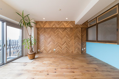 Imagen de salón para visitas abierto exótico de tamaño medio sin chimenea con paredes azules y suelo marrón