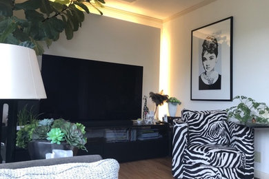 Ispirazione per un soggiorno minimalista aperto con pareti bianche, pavimento in legno massello medio e pavimento marrone