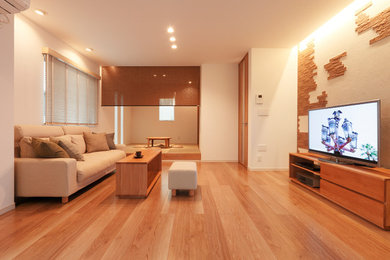 Diseño de salón moderno con paredes blancas, suelo de madera clara, televisor independiente y suelo beige