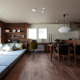 Imagen de salón de estilo zen con paredes blancas, suelo de madera oscura y suelo marrón