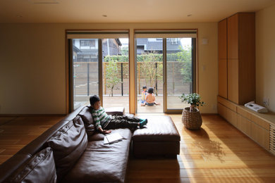 Immagine di un soggiorno scandinavo di medie dimensioni e aperto con pareti bianche, pavimento in legno massello medio e pavimento marrone