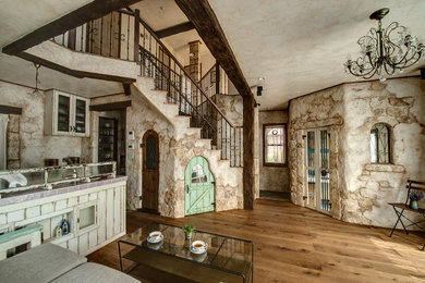 Offenes Klassisches Wohnzimmer mit brauner Wandfarbe, braunem Holzboden und braunem Boden in Sonstige