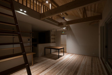 Modernes Wohnzimmer mit beiger Wandfarbe und dunklem Holzboden in Sonstige