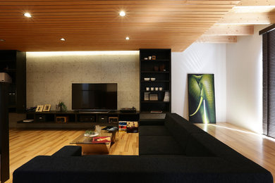 他の地域にあるモダンスタイルのおしゃれなLDK (白い壁、無垢フローリング、据え置き型テレビ、ベージュの床) の写真
